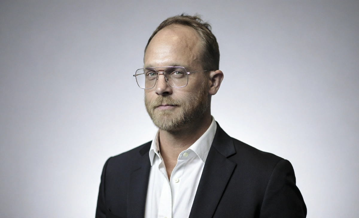 Ethan Embry income sources — film salaries, TV income from Grace and Frankie, and voice acting earnings from DC animated films
