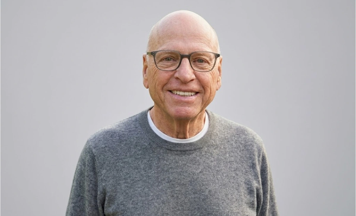 Howard Lorber Net Worth — business executive overlooking Manhattan skyline representing $400M–$500M estimated wealth in 2026