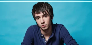 Mo Pitney net worth 2026 country singer performing on stage
