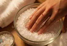 Epsom Salt Splinter Removal: Gentle, Painless Home Guide (2026) epsom salt splinter removal soak - finger in warm salt water bowl