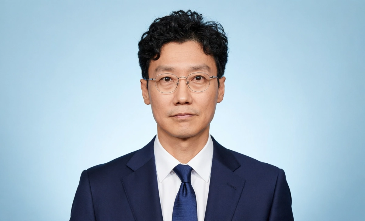Hwang Dong-hyuk Net Worth growth chart showing wealth increase after Squid Game success