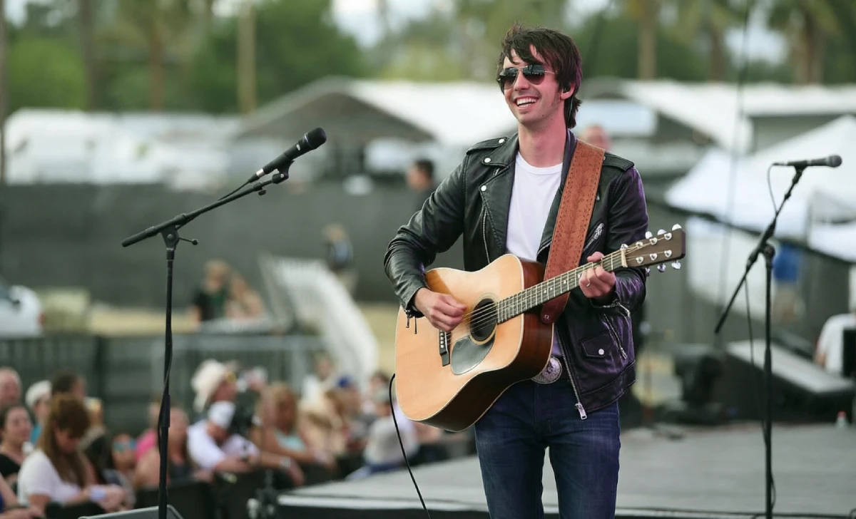 Mo Pitney net worth touring income from live concert crowd