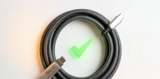 A safe smartphone charging cable with USB-IF certification symbol on white background