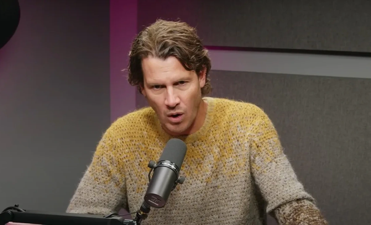 Daniel Tosh net worth from stand-up touring — sold-out comedy theater with ticket revenue illustration