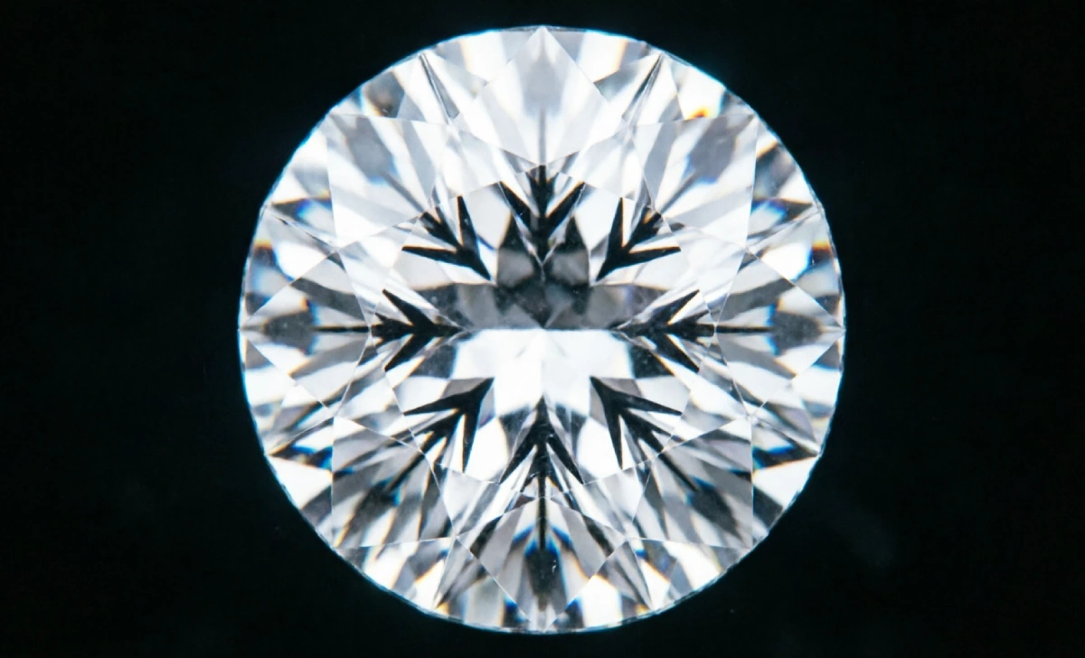 Hearts and arrows pattern visible in Aura Diamonds Signature Ideal Cut diamond