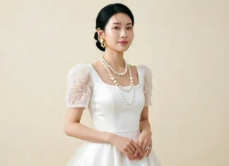 Bridal Jewelry Trends 2026: The Key Looks from New York Bridal Fashion Week Bridal jewelry trends 2026 featuring sculptural earrings, layered pearls, and a lab-grown diamond ring